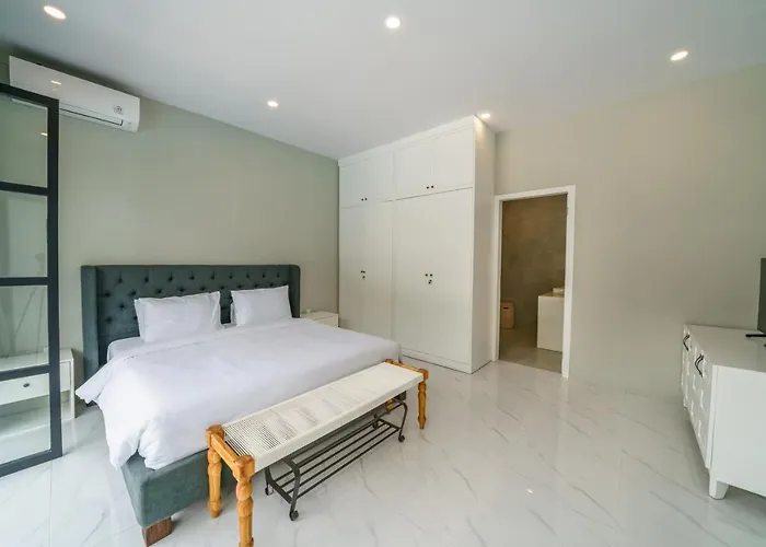 Okenada - Modern 5-bedroom Pool In Berawa! Villa *