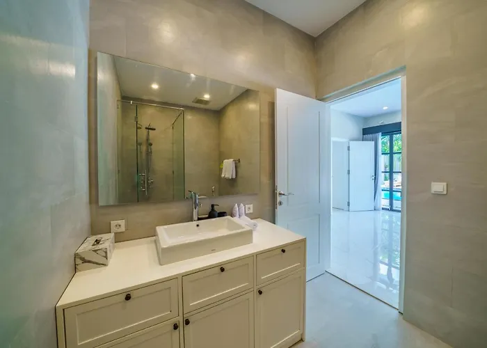 Okenada - Modern 5-bedroom Pool In Berawa! Canggu