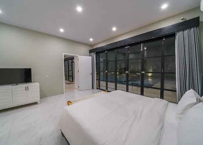 Okenada - Modern 5-bedroom Pool In Berawa! Villa *