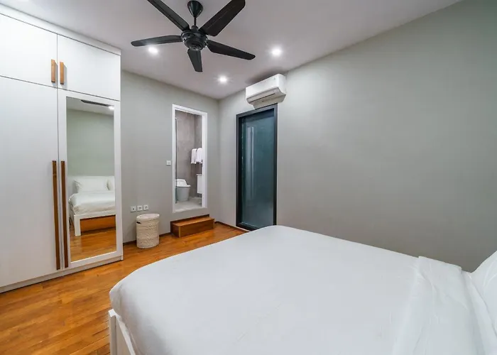 Okenada - Modern 5-bedroom Pool In Berawa! *