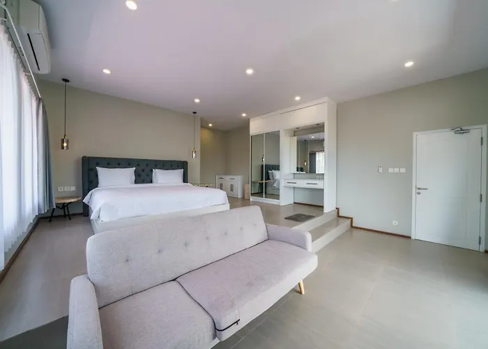 Okenada - Modern 5-bedroom Pool In Berawa! *