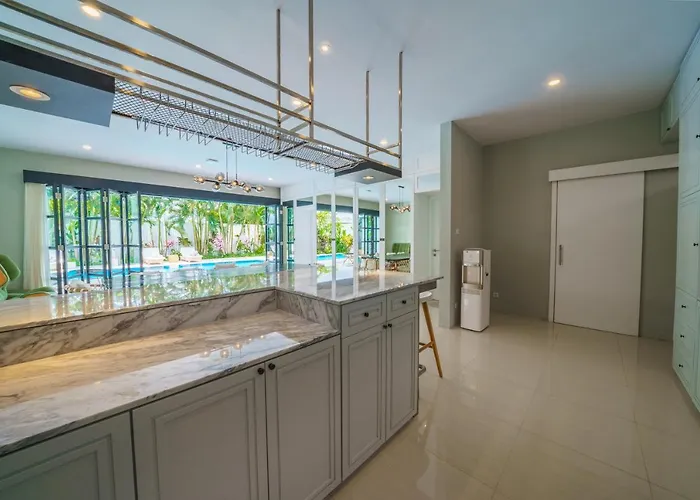 Okenada - Modern 5-bedroom Pool In Berawa! *