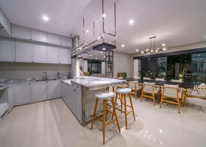 Okenada - Modern 5-bedroom Pool In Berawa! Villa