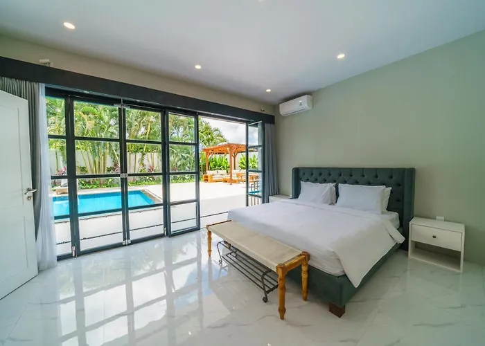 Okenada - Modern 5-bedroom Pool In Berawa! Villa