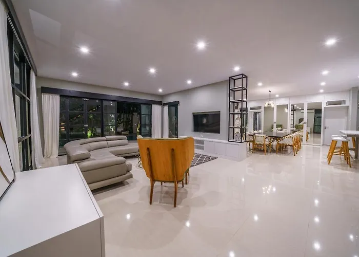 Okenada - Modern 5-bedroom Pool In Berawa! Villa