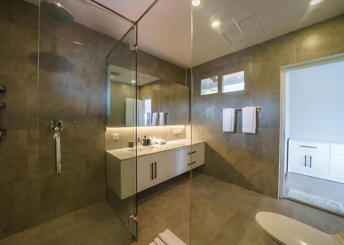 Okenada - Modern 5-bedroom Pool In Berawa! Villa