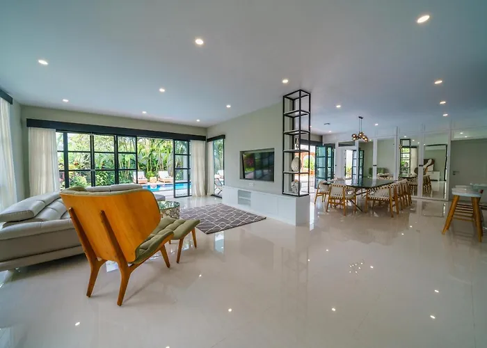 Okenada - Modern 5-bedroom Pool In Berawa! Villa