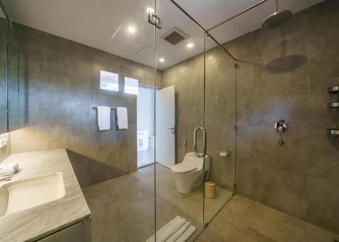 Okenada - Modern 5-bedroom Pool In Berawa! * Canggu