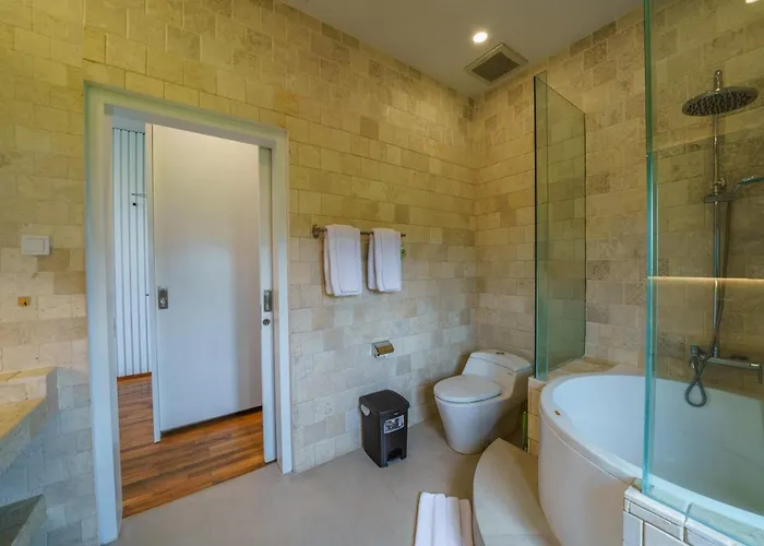 Okenada - Modern 5-bedroom Pool In Berawa! Villa