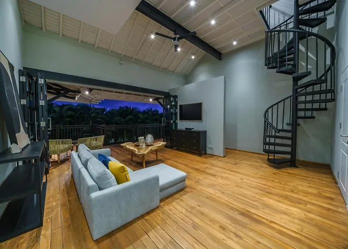 Okenada - Modern 5-bedroom Pool In Berawa! * Canggu