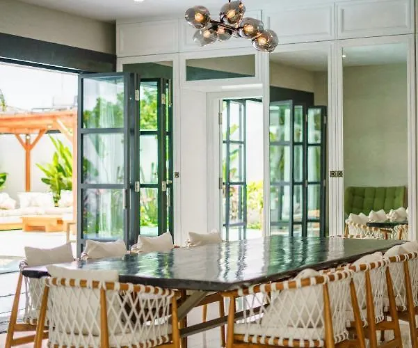 Okenada - Modern 5-bedroom Pool In Berawa!