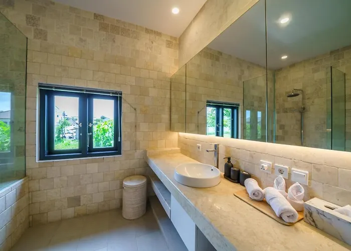 Okenada - Modern 5-bedroom Pool In Berawa! *